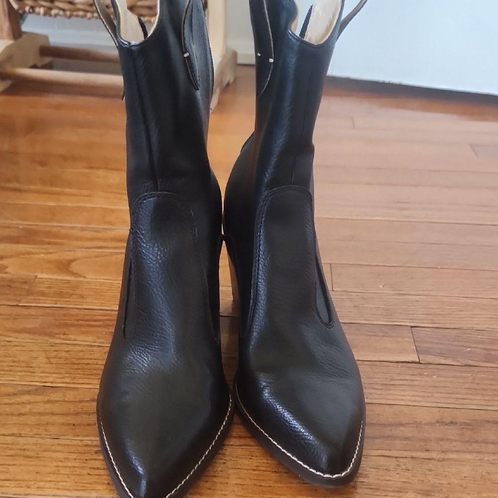 Sophisticated Black Heeled Boots with Pointed Toe